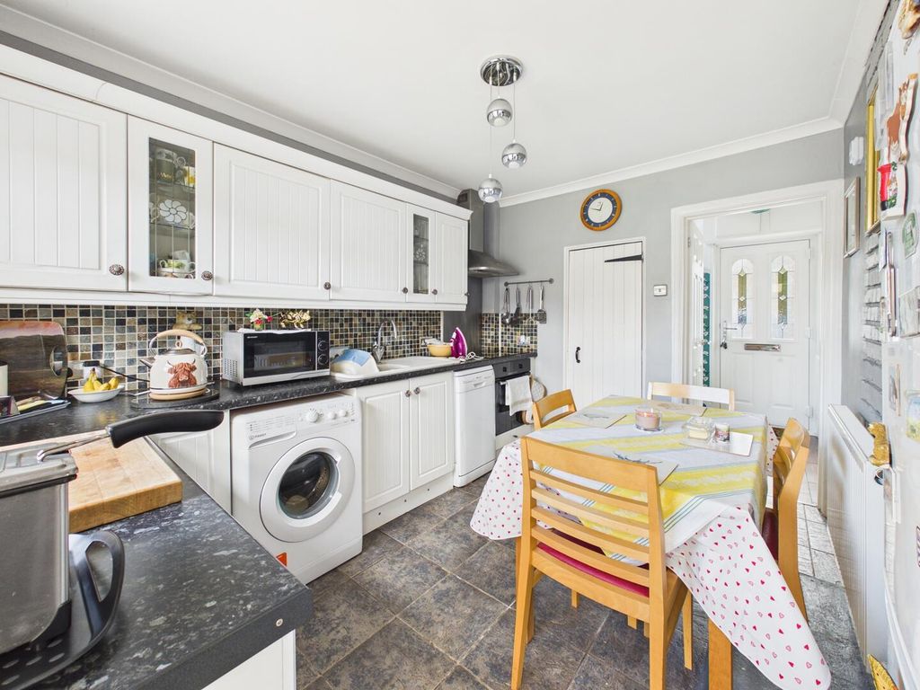 Property photo 3 of 12 Kitchen