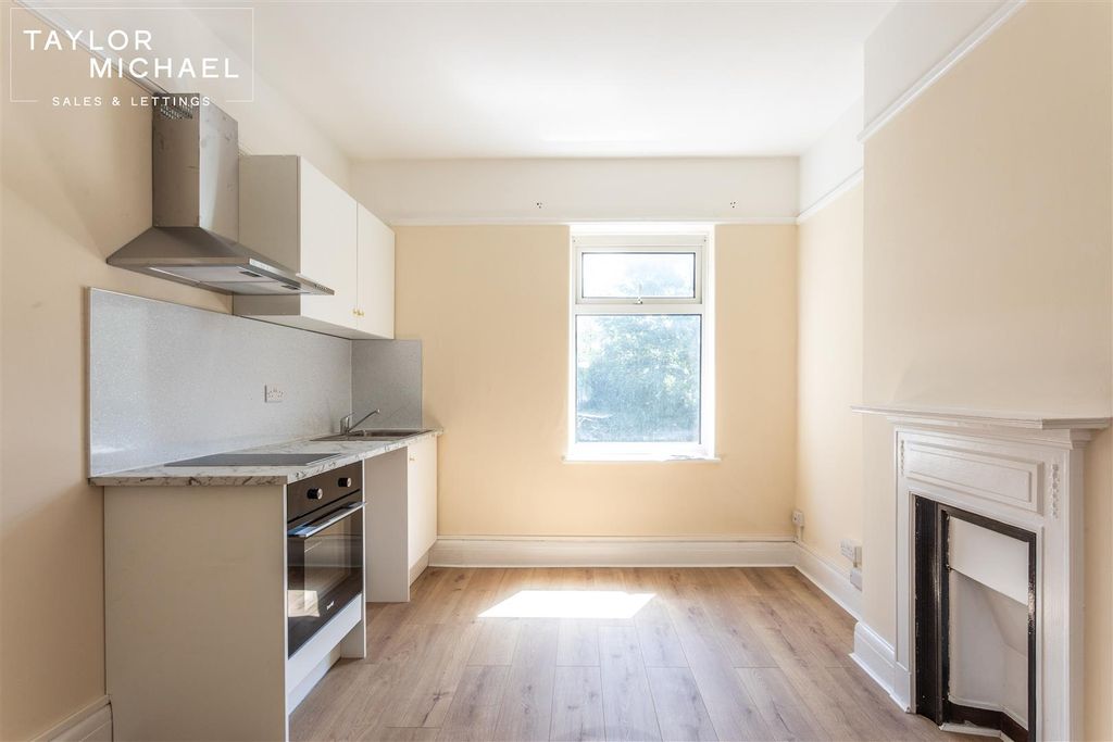 Property photo 3 of 10 Bedsit