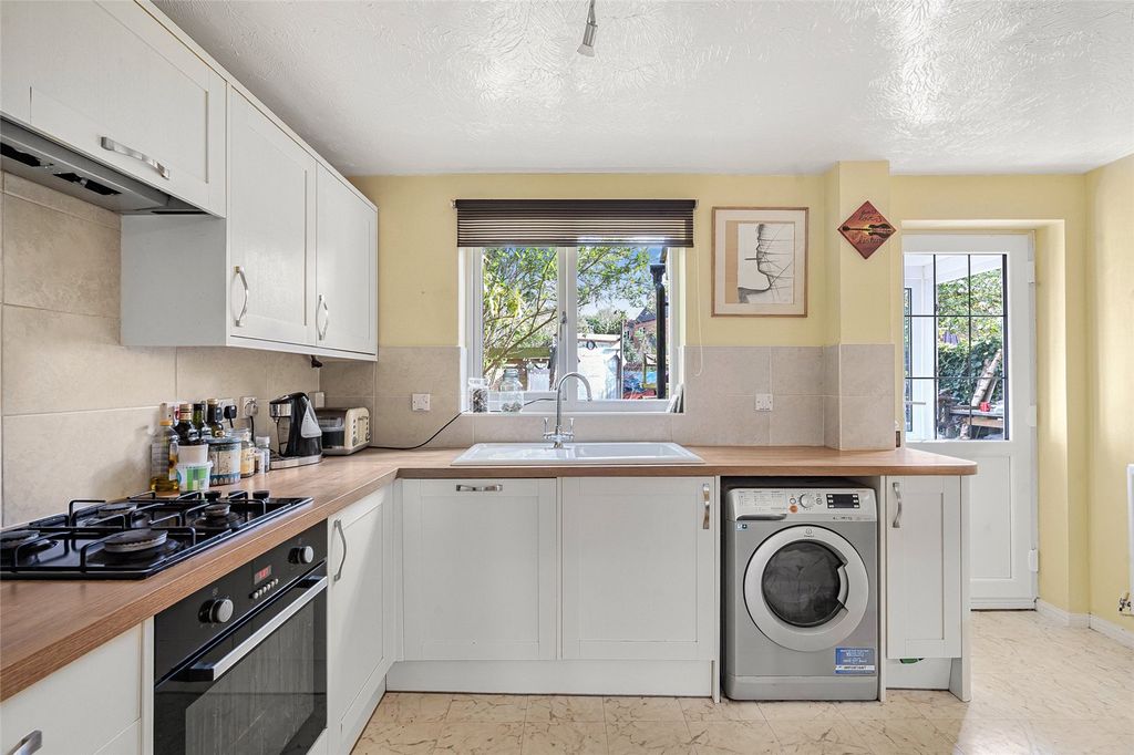 Property photo 2 of 10 Kitchen