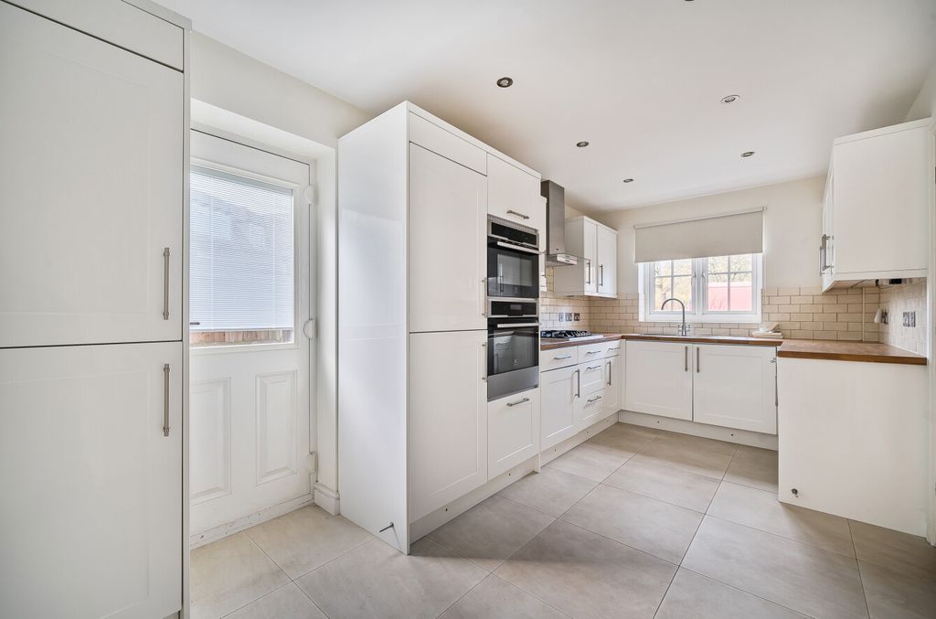 Property photo 3 of 26 1386947-11-692Ef4...