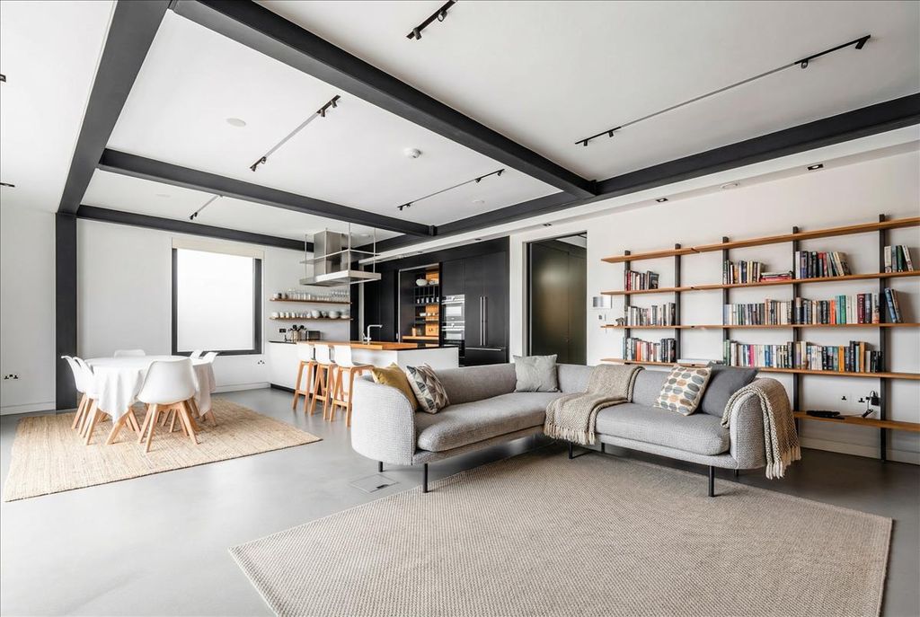 Property photo 2 of 19