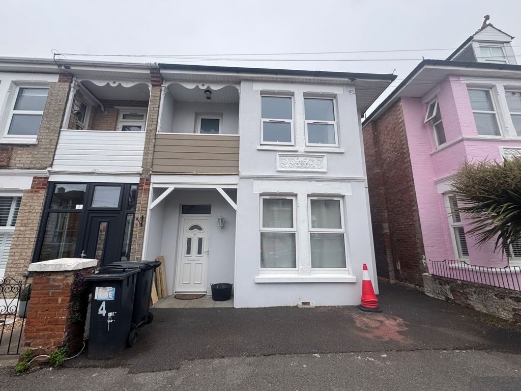 Property photo 1 of 13 3 Bed Maisonette To Rent Deans Road, Bournemouth Bh5