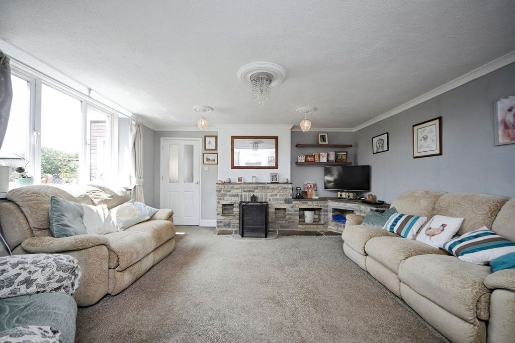 Property photo 2 of 27