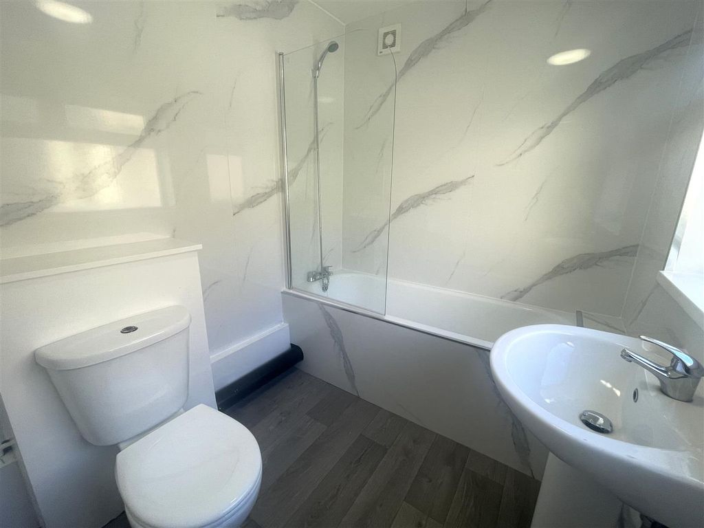 Property photo 1 of 7 Bathroom .Jpg