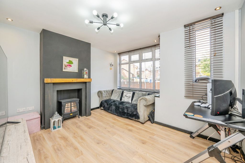 Property photo 3 of 20 Box Bay Fronted Lounge