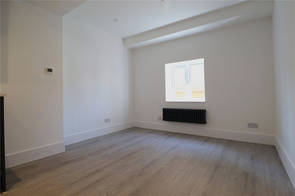 Property photo 2 of 9 Living Aera