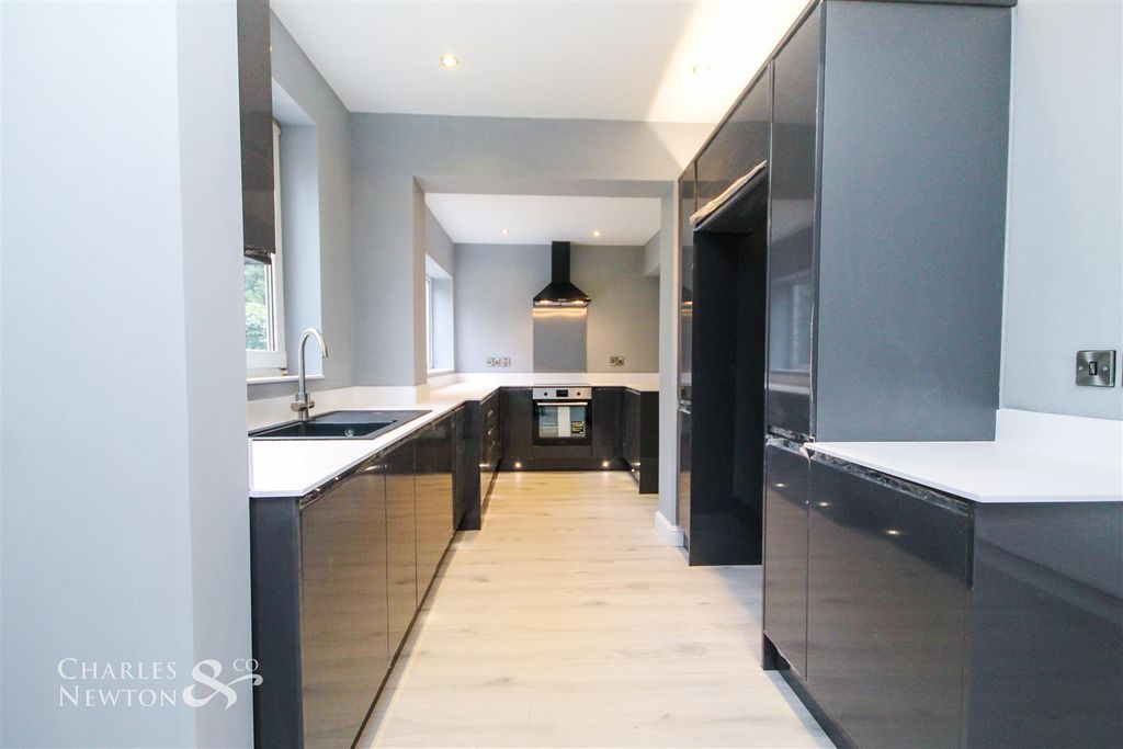 Property photo 2 of 29 Fitted Kitchen