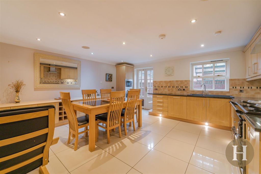 Property photo 2 of 40 Hadleigh Estate Agents-4.Jpg