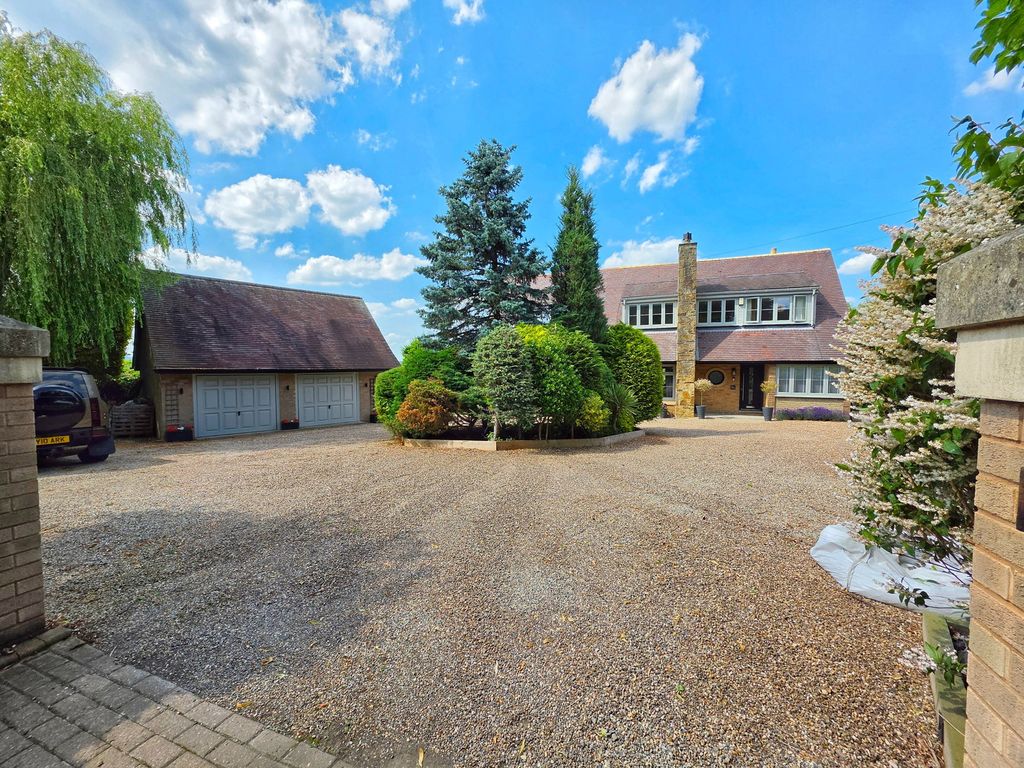 Property photo 1 of 52