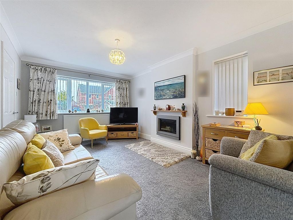 Property photo 3 of 29 Lounge