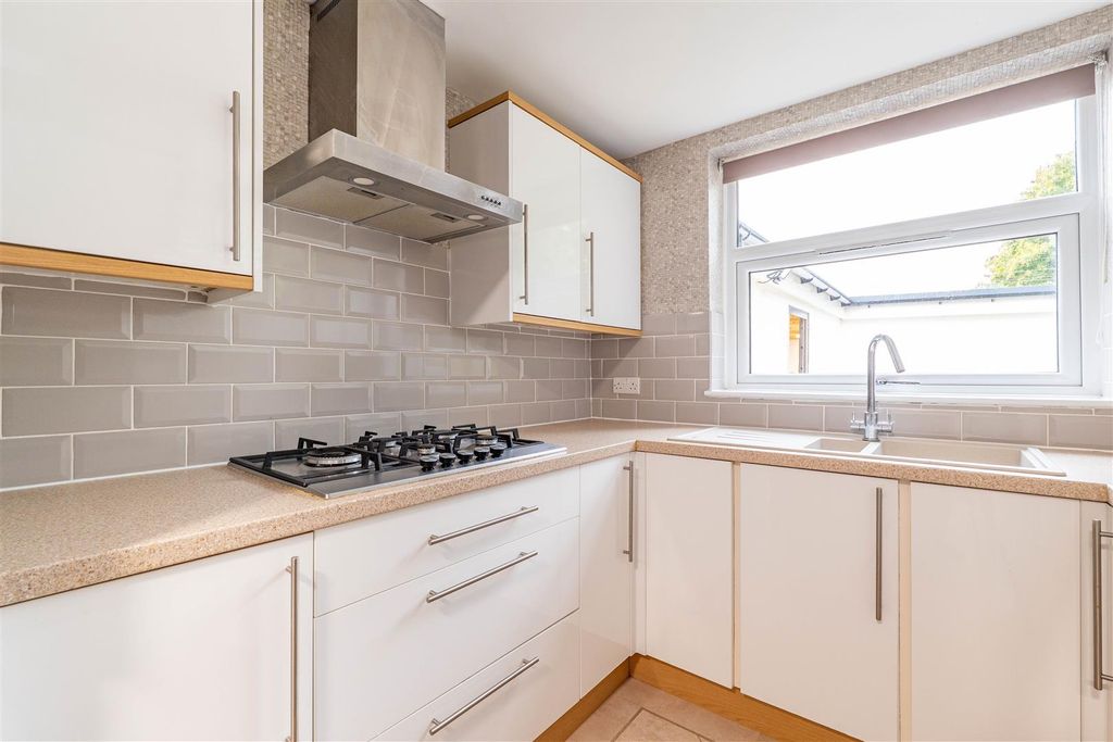 Property photo 3 of 27 Kitchen/Breakfast Room