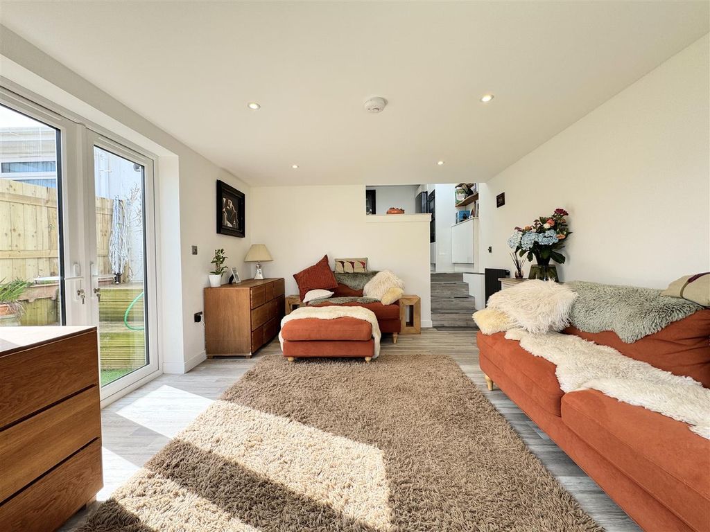 Property photo 2 of 23 Lounge