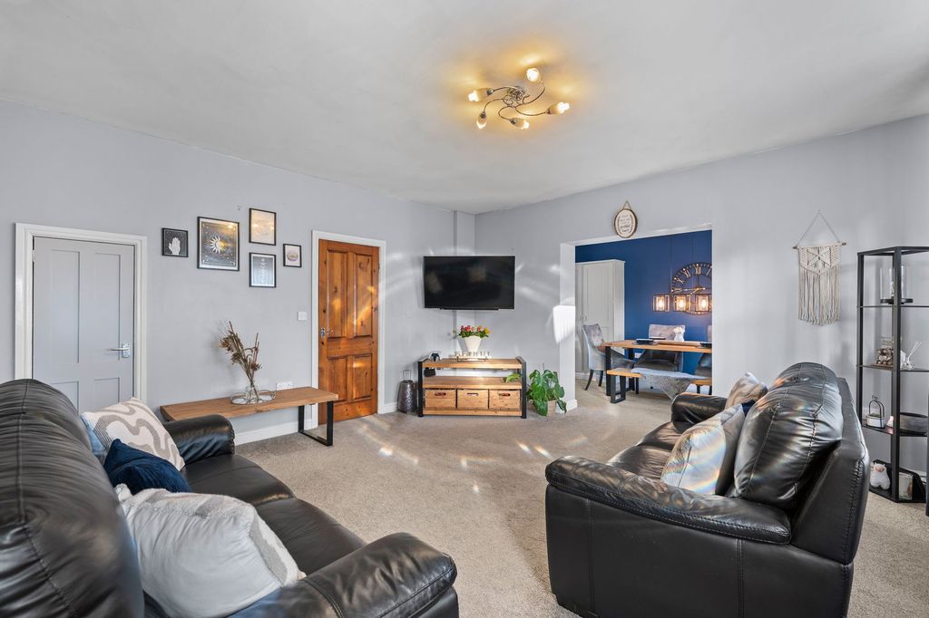 Property photo 2 of 31