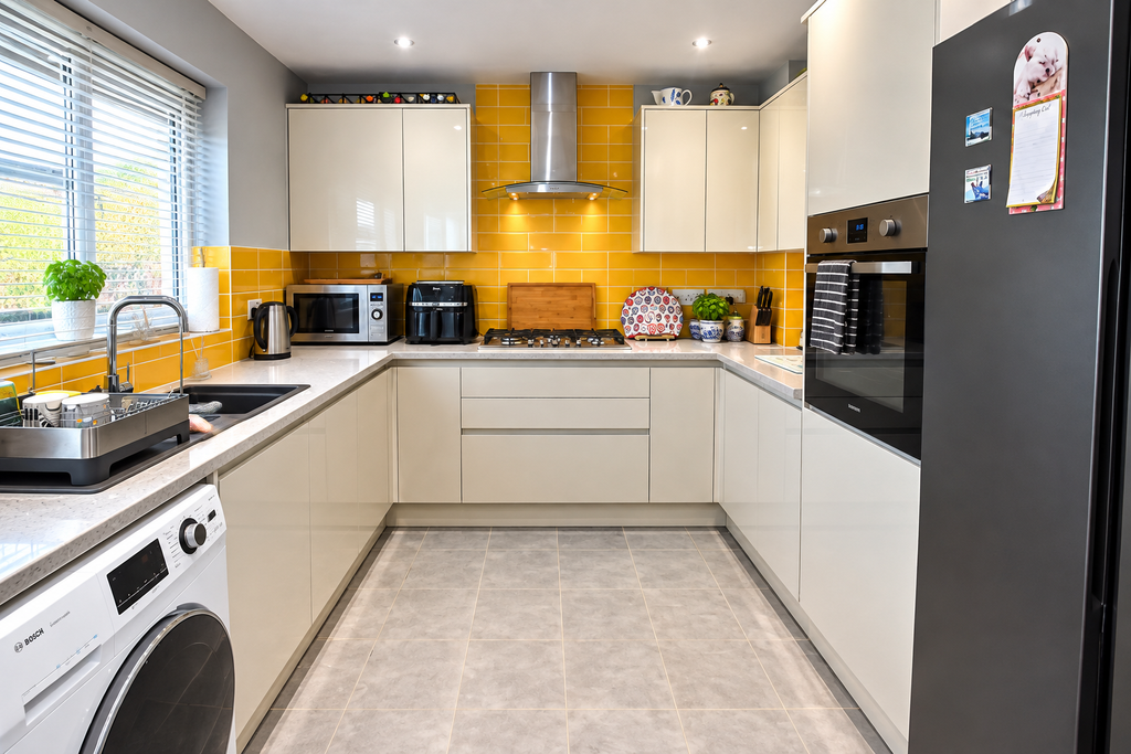 Property photo 3 of 14 Kitchen 1