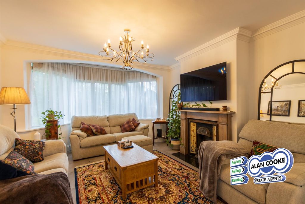 Property photo 3 of 16 Lounge