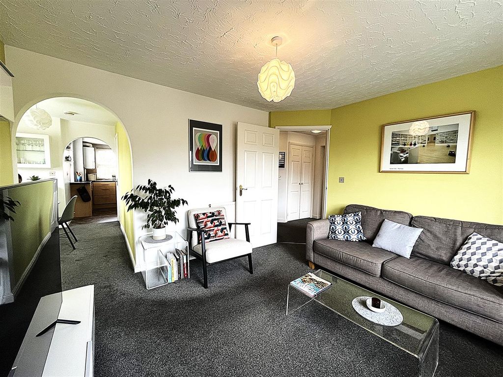 Property photo 3 of 12 Lounge