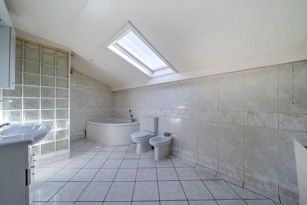 Property photo 3 of 16 1463069-12-6A171c...