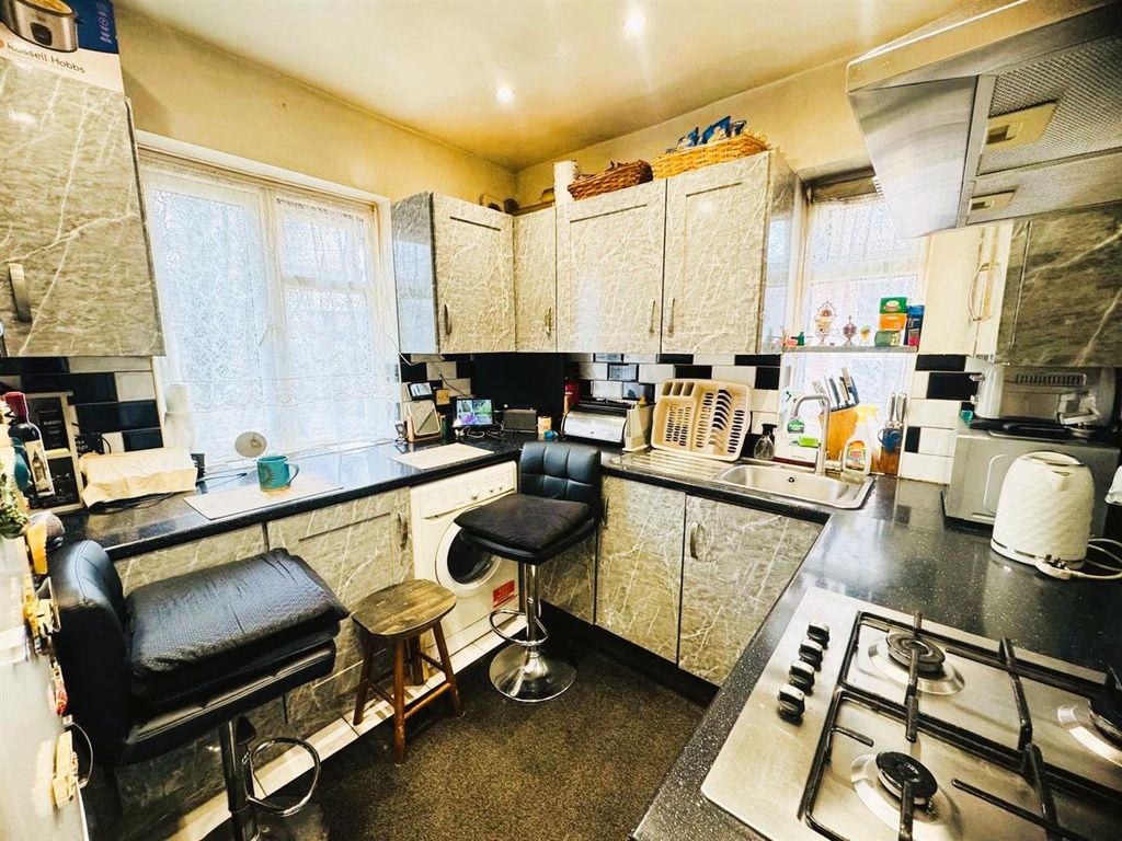 Property photo 3 of 6 Kitchen