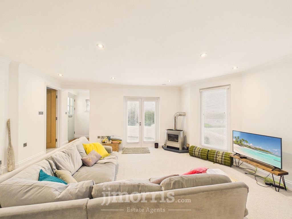 Property photo 2 of 26