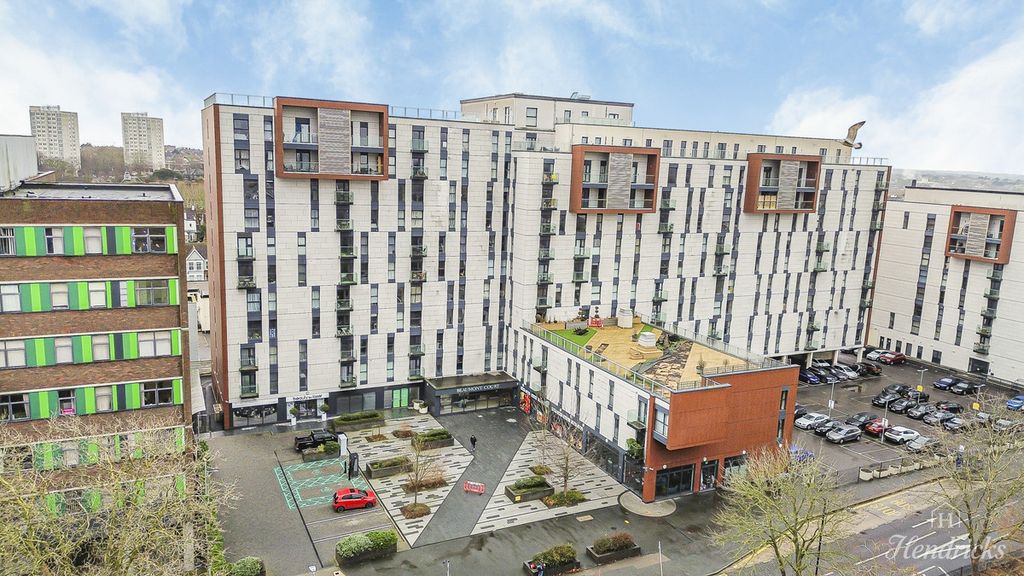 Property photo 2 of 31