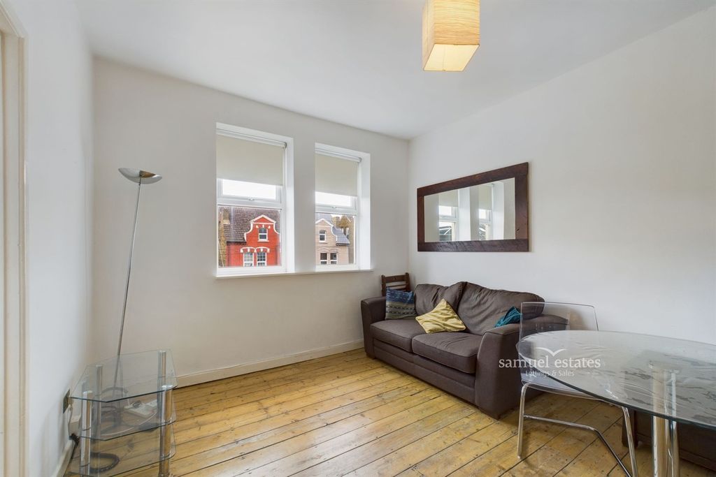 Property photo 3 of 7 Living Room