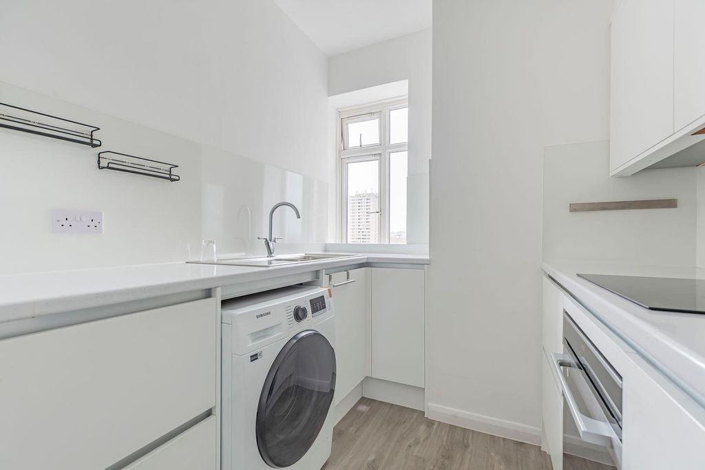 Property photo 3 of 9 Kitchen.Jpg