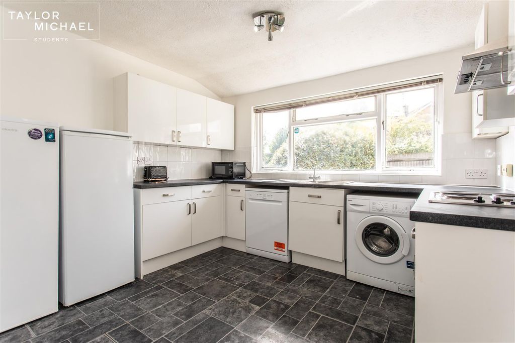 Property photo 3 of 25 Kitchen