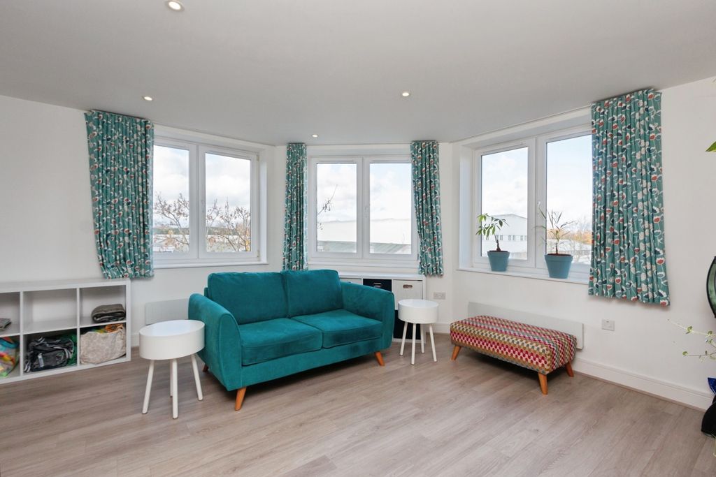 Property photo 2 of 17 Photo