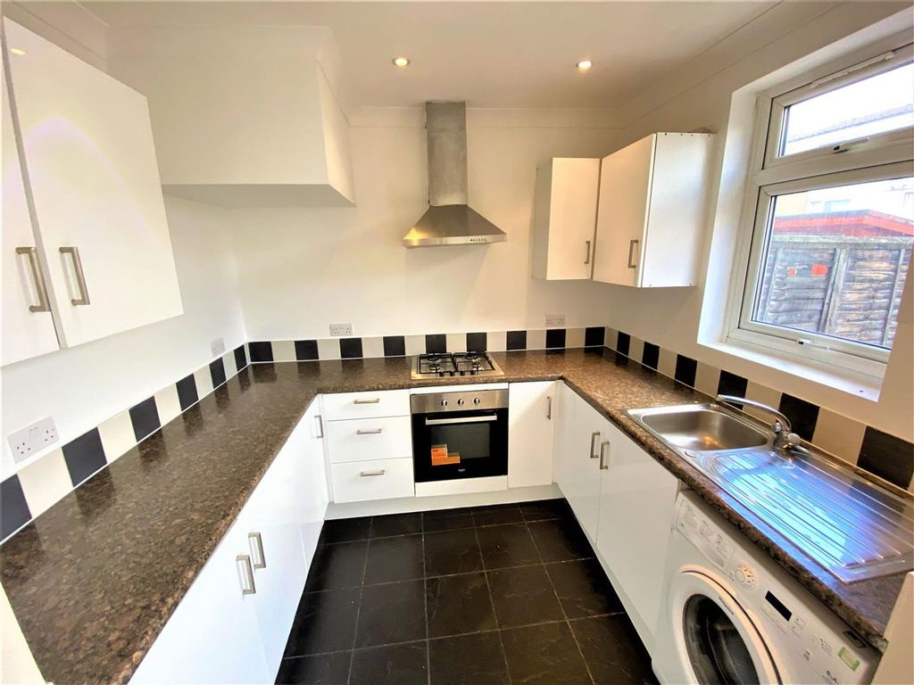 Property photo 2 of 16 Forest Ln E15