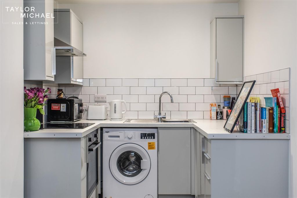 Property photo 3 of 12 Kitchen
