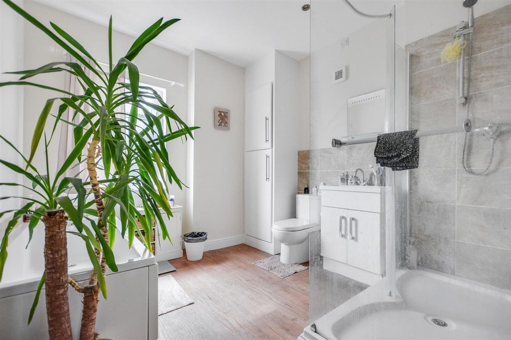 Property photo 3 of 20 Bathroom.Jpeg