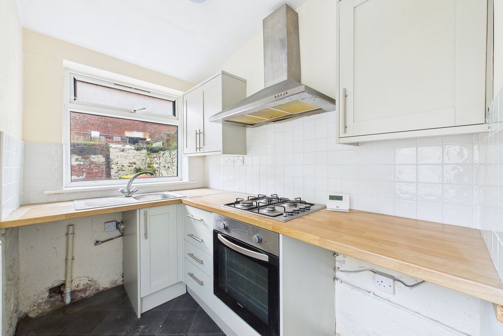 Property photo 3 of 8 Kitchen