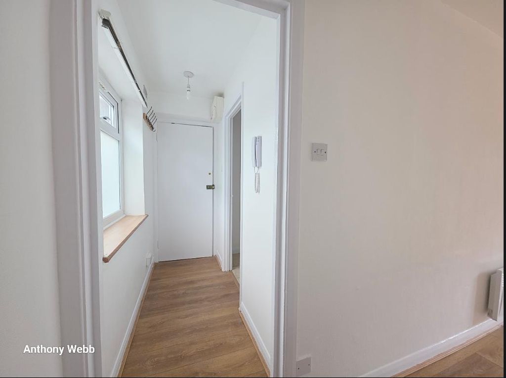 Property photo 3 of 12 Hallway