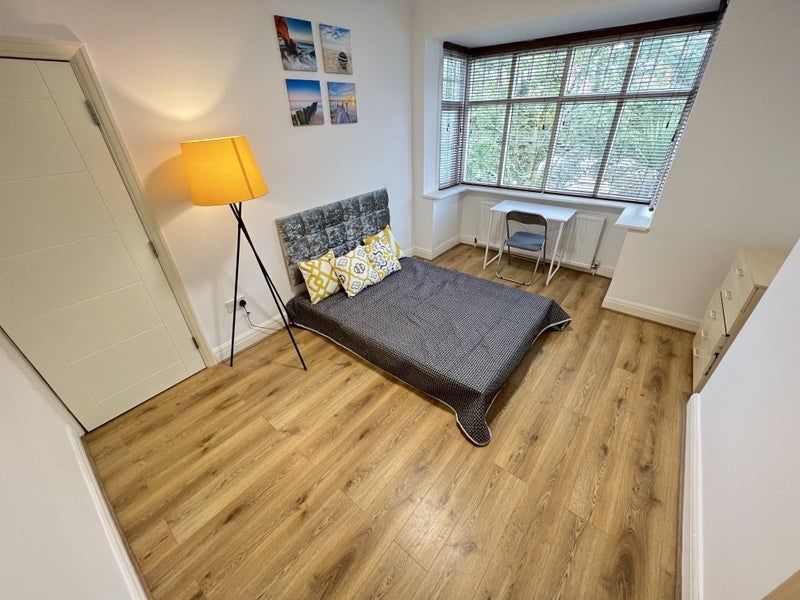 Property photo 1 of 10 A Bright And Inviting Double Bedroom Featuring A l...