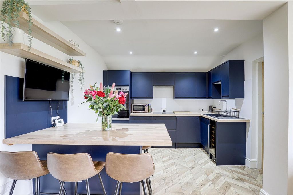Property photo 3 of 21 10516.Jpg