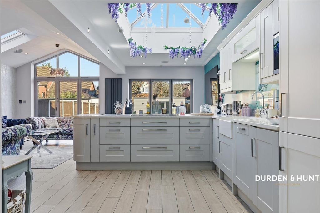 Property photo 2 of 27 High Road North