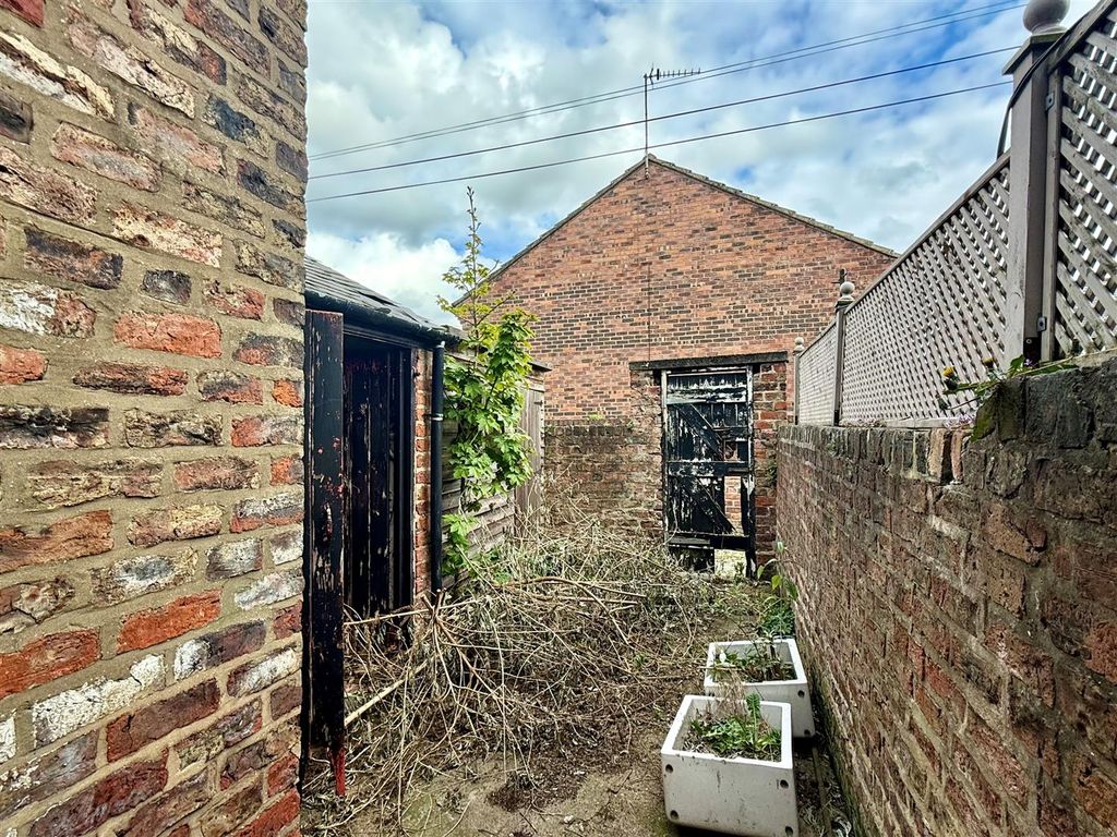 Property photo 2 of 11 Courtyard.Jpg