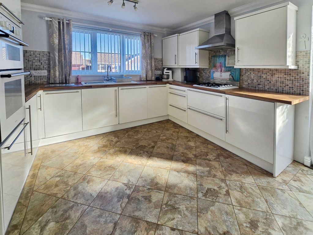 Property photo 2 of 19 Kitchen
