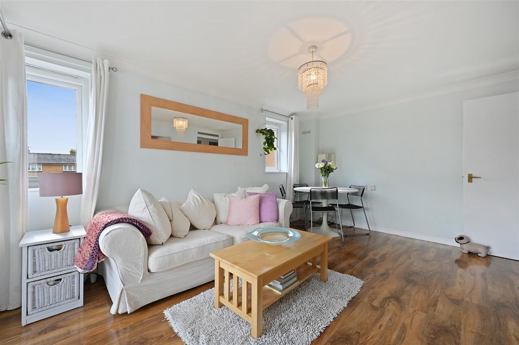 Property photo 2 of 10 Woodger Road - Reception