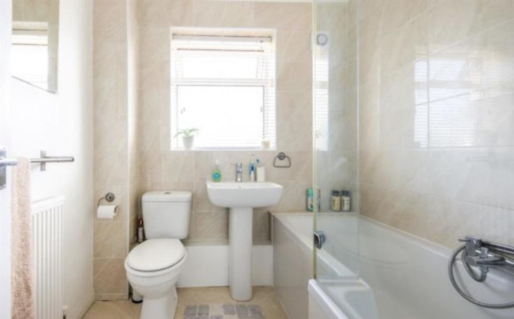 Property photo 3 of 4 37Na_09_Bathroom.Jpg