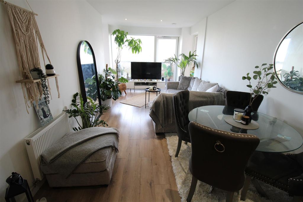 Property photo 3 of 13 Lounge.Jpg