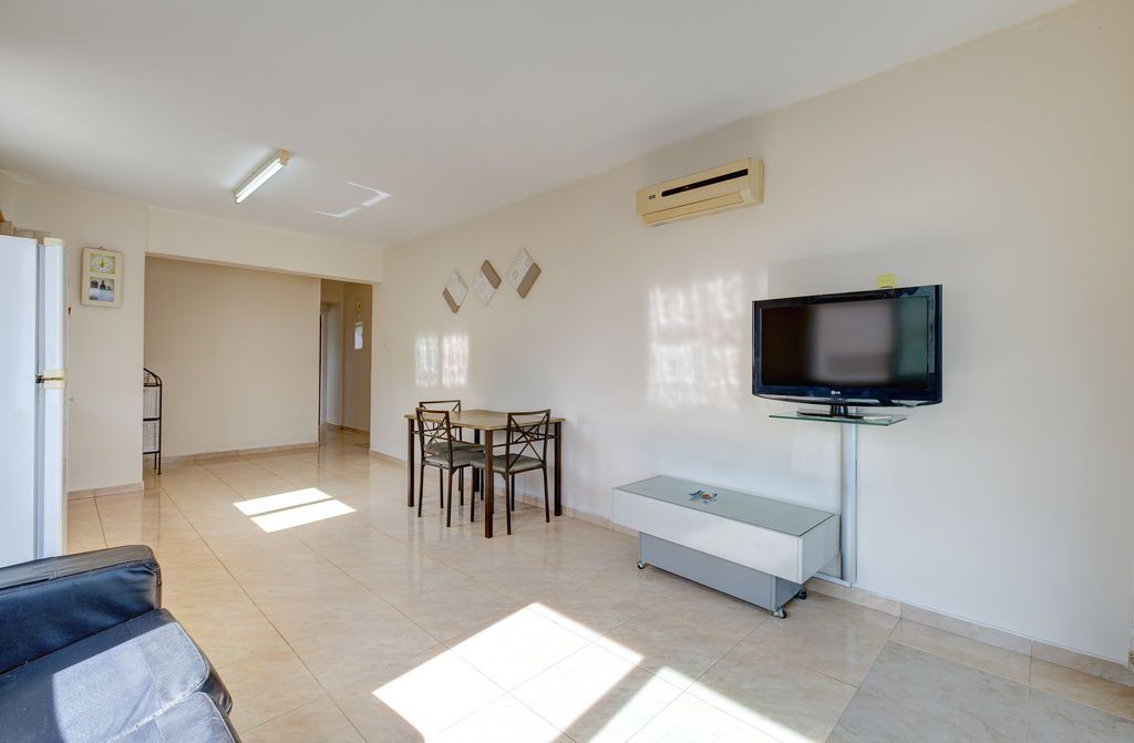 Property photo 3 of 10 Lounge Kitchen...