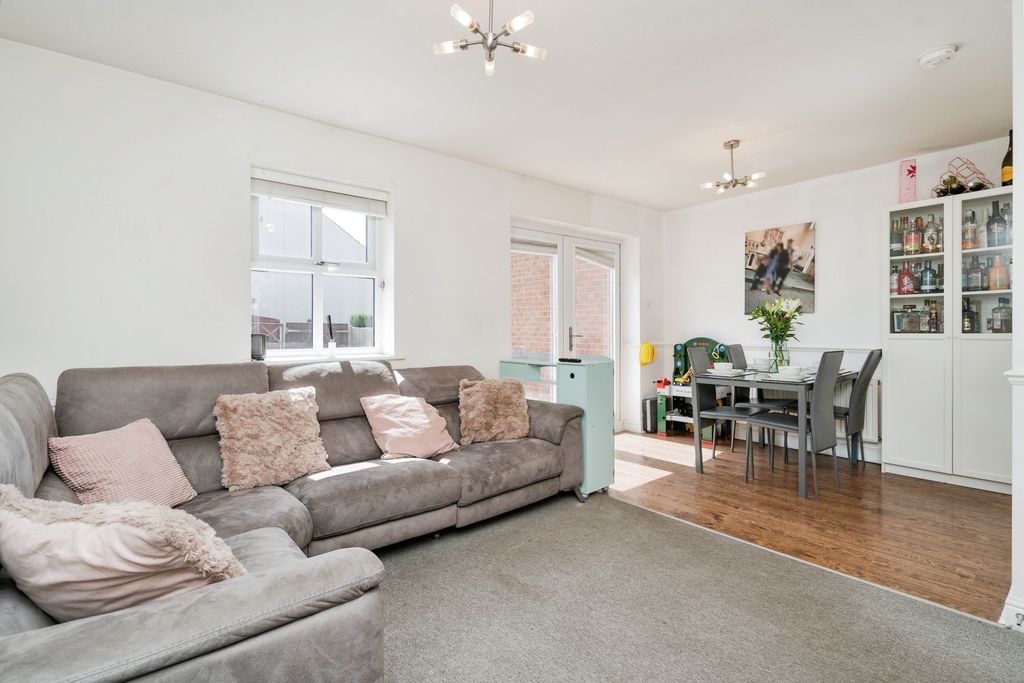 Property photo 2 of 15 Lounge