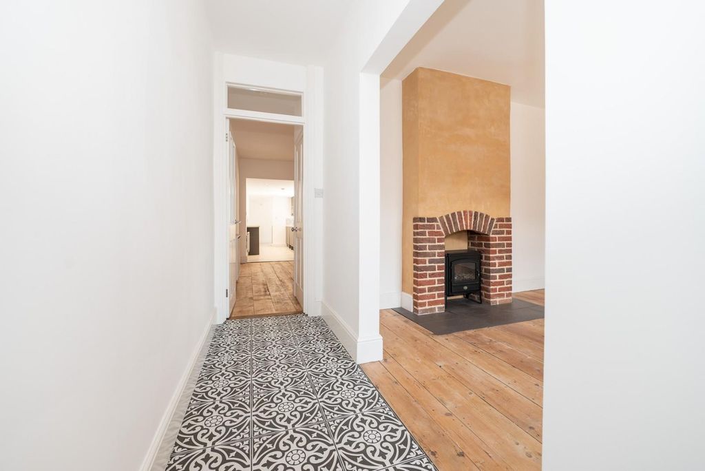 Property photo 3 of 26 Entrance Hall