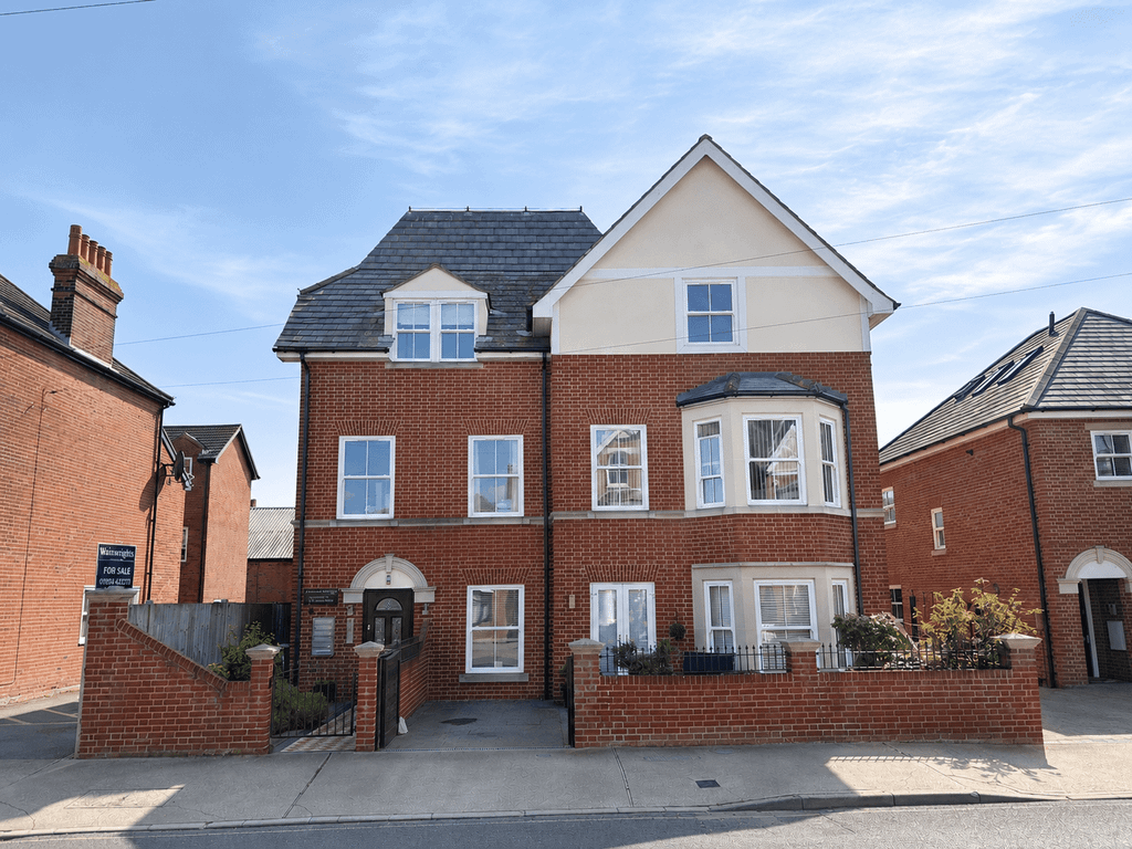 Property photo 1 of 10 2 Bedroom Apartment For Sale - Felixstowe - Wainwrights