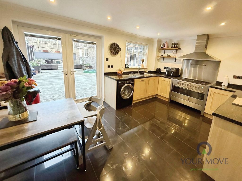 Property photo 3 of 11 Breakfast Kitchen