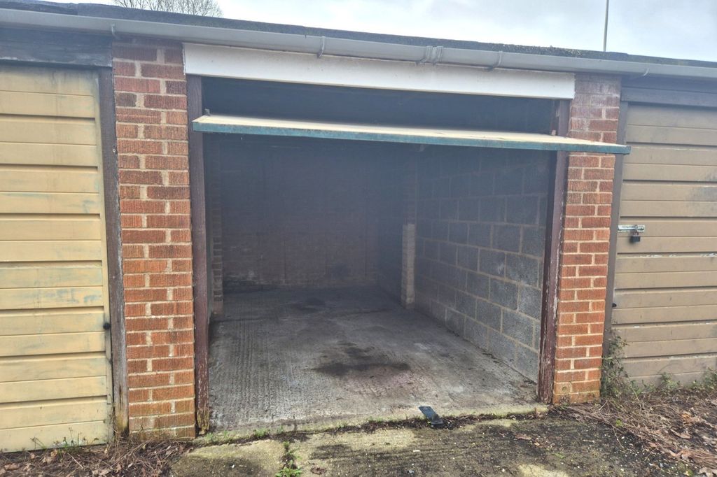 Property photo 2 of 2 Garage