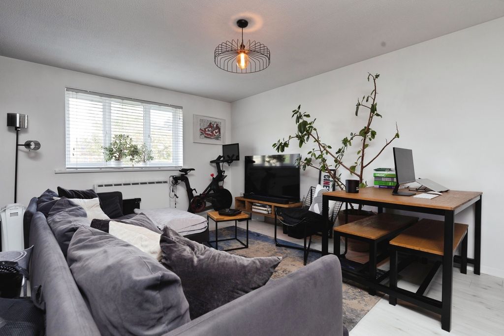 Property photo 1 of 8 Pbox-Img.Jpg