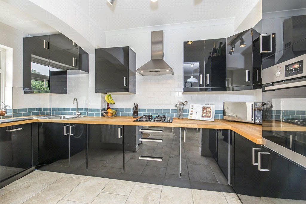 Property photo 3 of 11 Fitted Kitchen