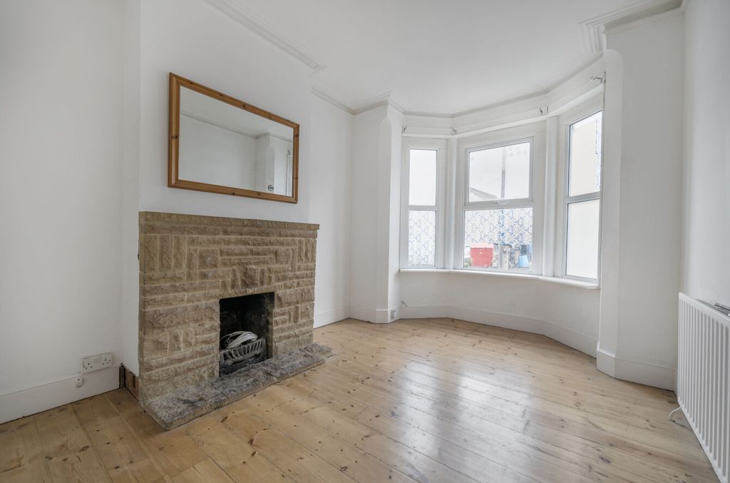 Property photo 2 of 16 1299511-18-683582...